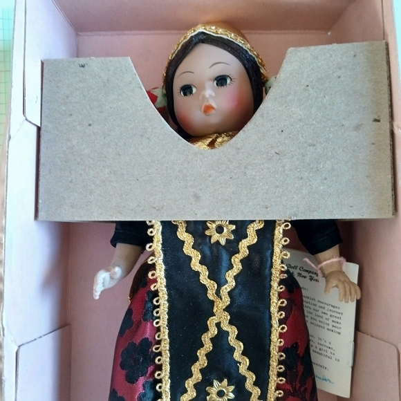 Indonesia - Boxed International-8" Doll by Madame Alexander #579 Retired 1988 - Picture 3 of 8